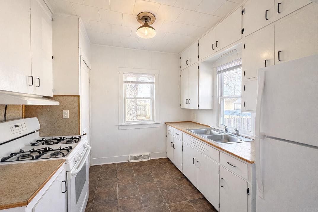 402 Black Hawk Rd Waterloo, IA 50701 - Thumbnail 5