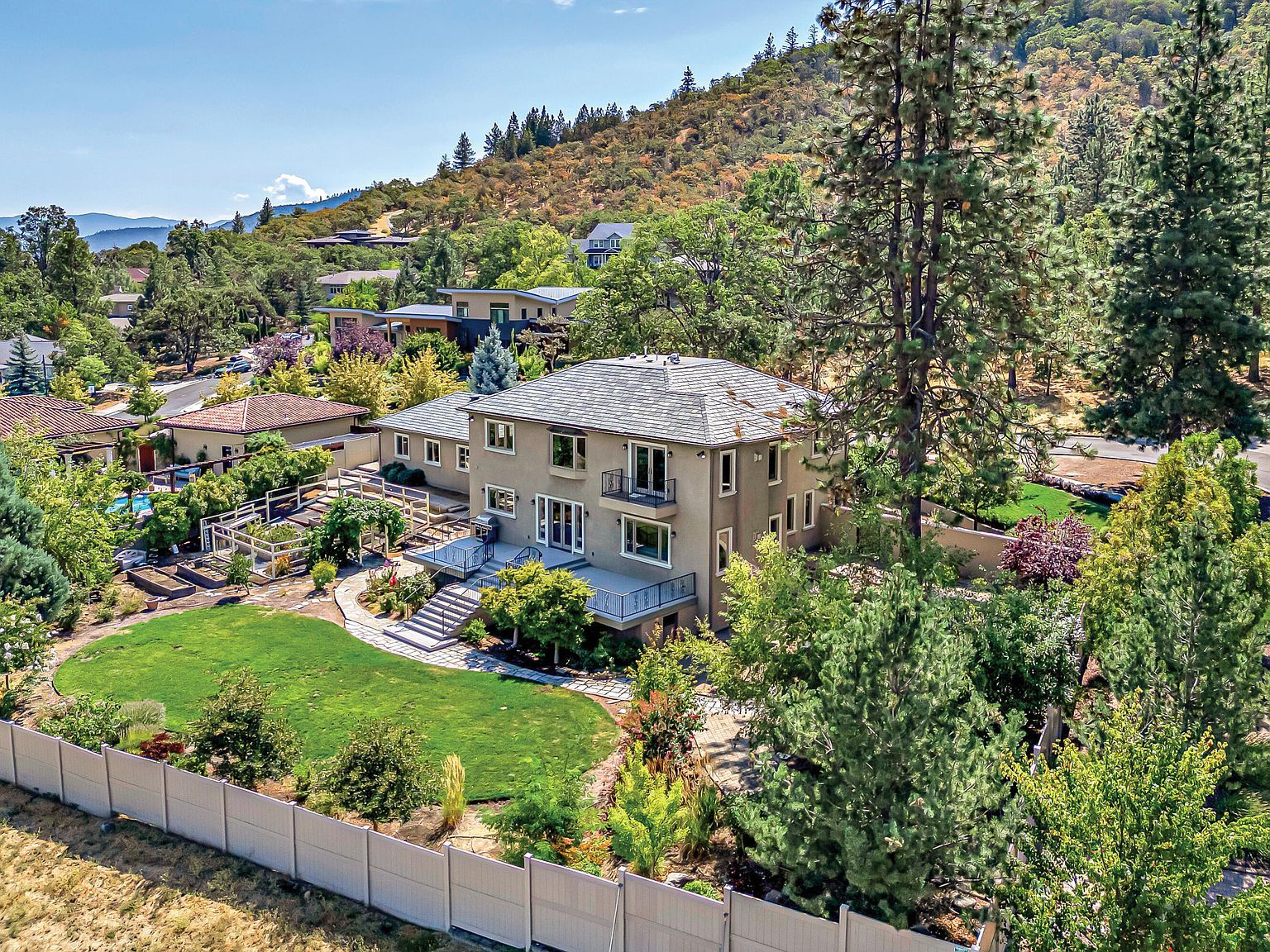 551 Strawberry Ln Ashland, OR 97520 - Thumbnail 5