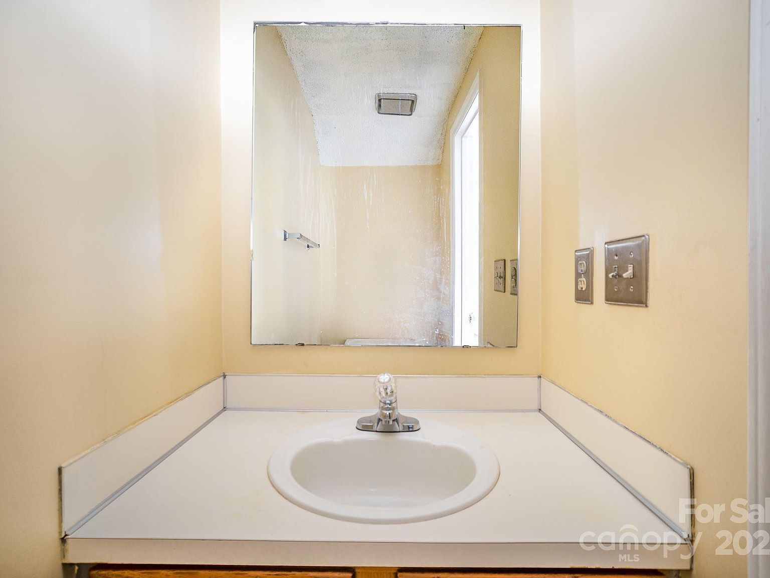 6303 Windsor Gate Ln Charlotte, NC 28215 - Thumbnail 5