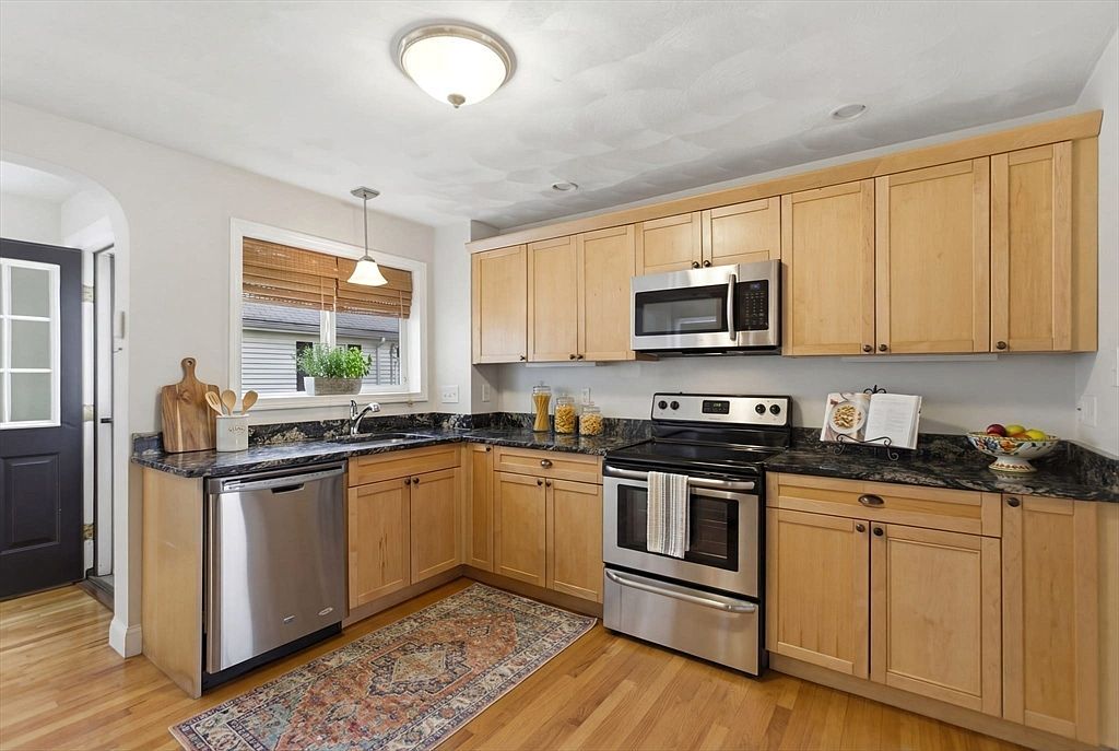 12 Riverside Ct Saugus, MA 01906 - Thumbnail 5