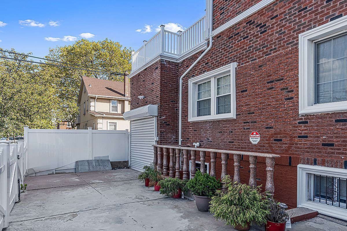 11601 221st St Cambria Heights, NY 11411 - Thumbnail 5