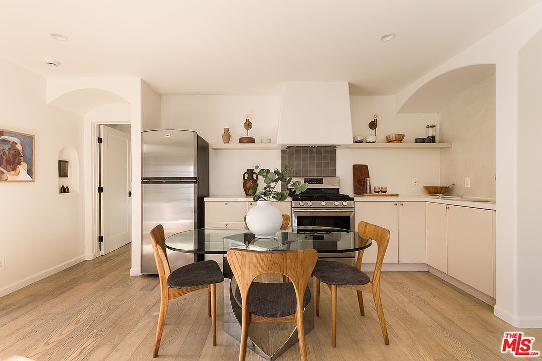 3200 Larissa Dr Los Angeles, CA 90026 - Thumbnail 5