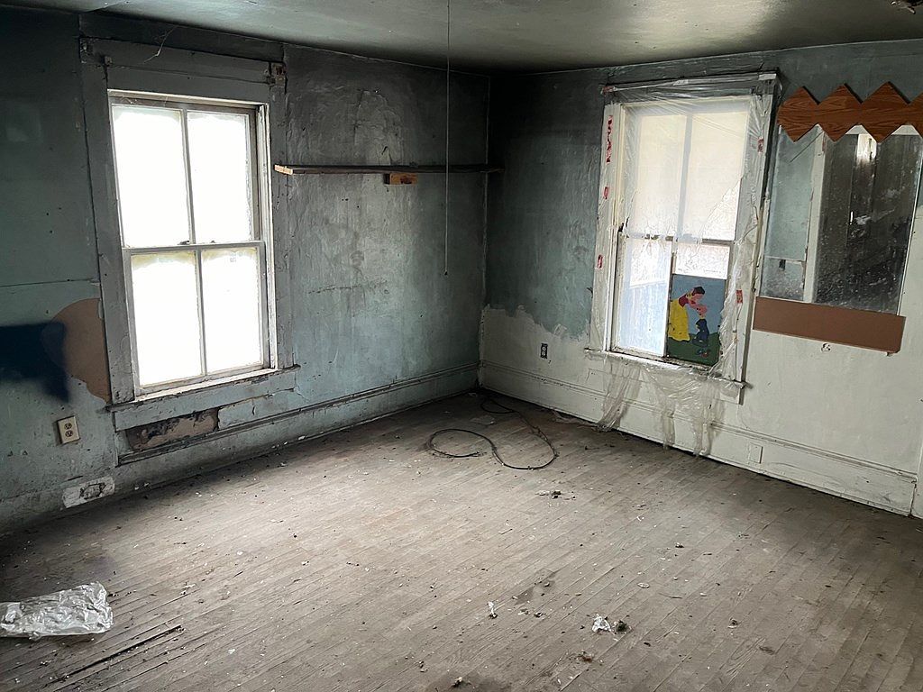 910 W Main St Saltville, VA 24370 - Thumbnail 5