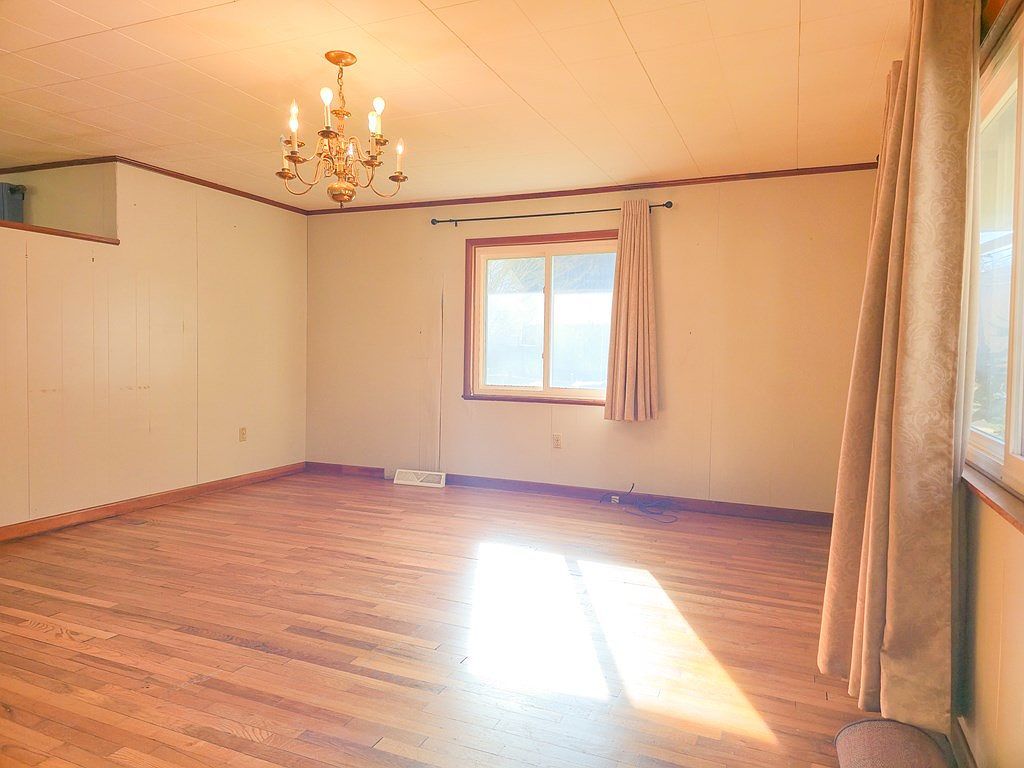 1154 Fairview St Grundy, VA 24614 - Thumbnail 5