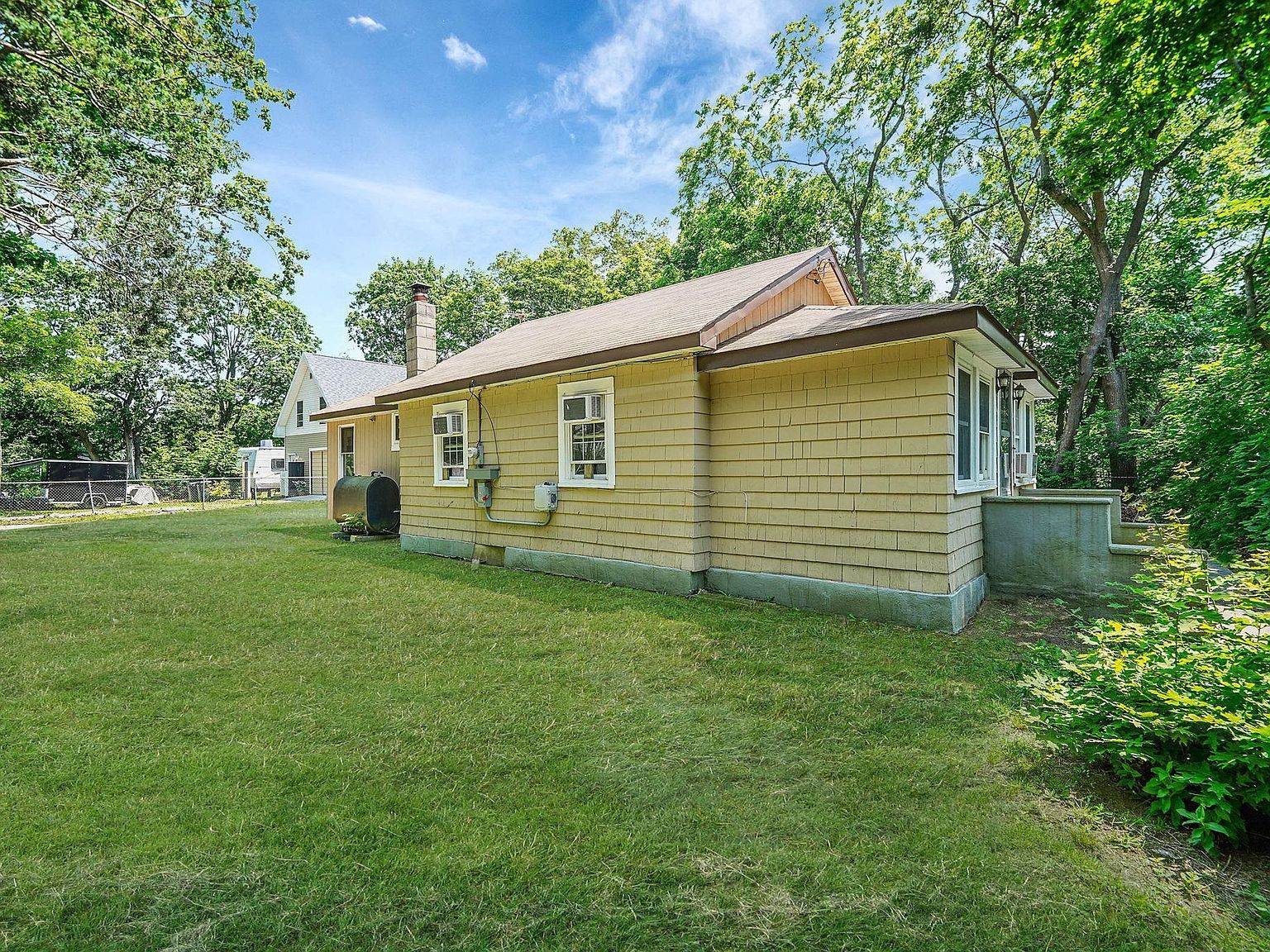 27 Dana Ave Mastic, NY 11950 - Thumbnail 5