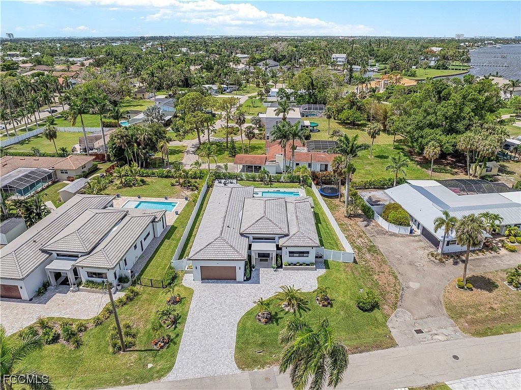 1324 Longwood Dr Fort Myers, FL 33919 - Thumbnail 5