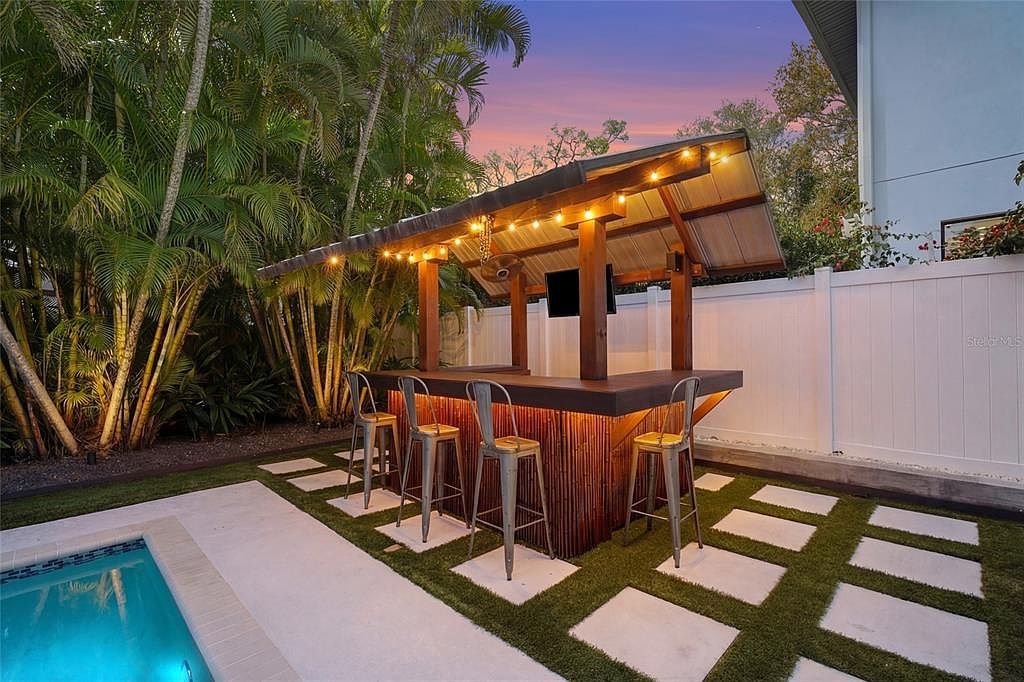 1920 Wisteria St Sarasota, FL 34239 - Thumbnail 5