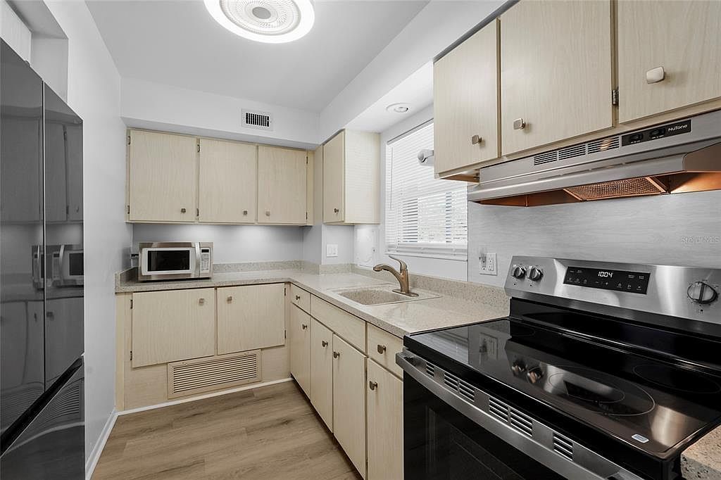 3950 Roxane Blvd APT 2B Sarasota, FL 34235 - Thumbnail 5