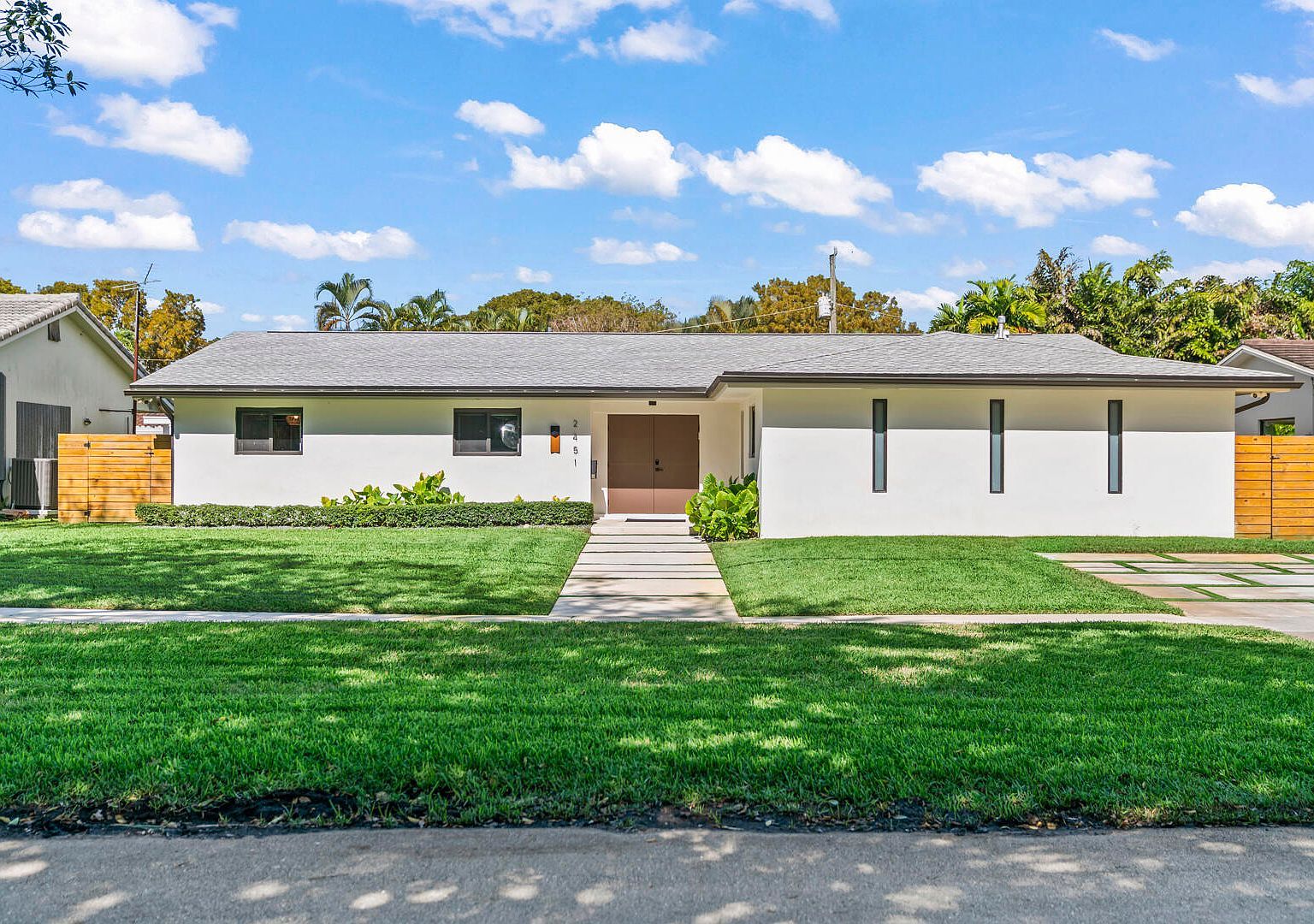 2451 NE 199th St Miami, FL 33180 - Thumbnail 5