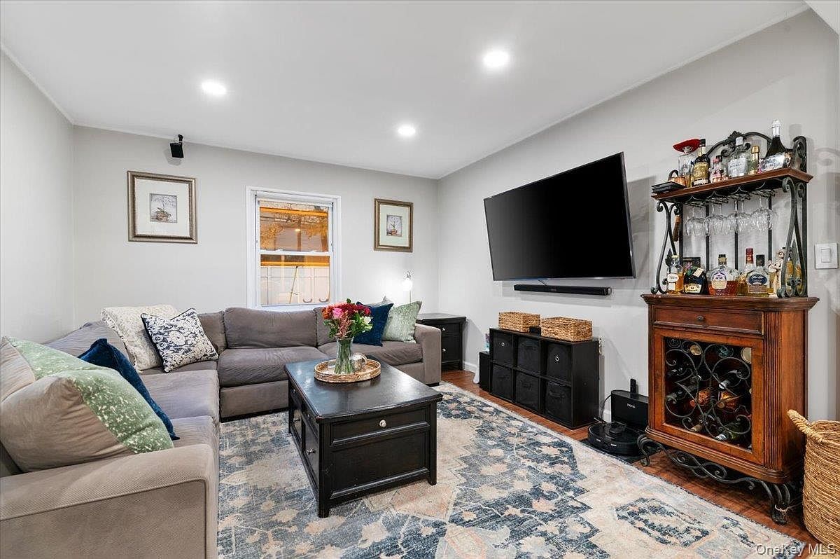 670 Mason St Westbury, NY 11590 - Thumbnail 5