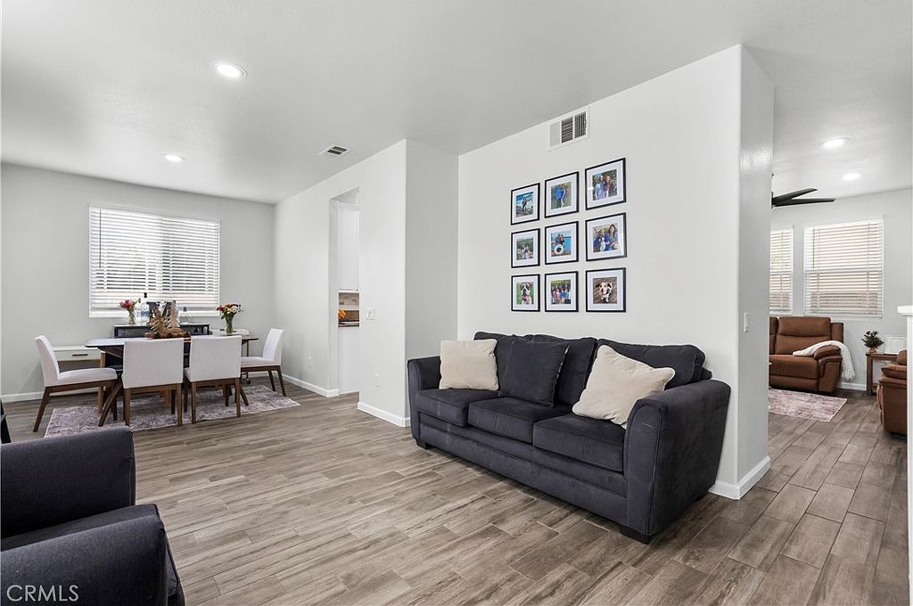 19904 Holly Dr Santa Clarita, CA 91350 - Thumbnail 5