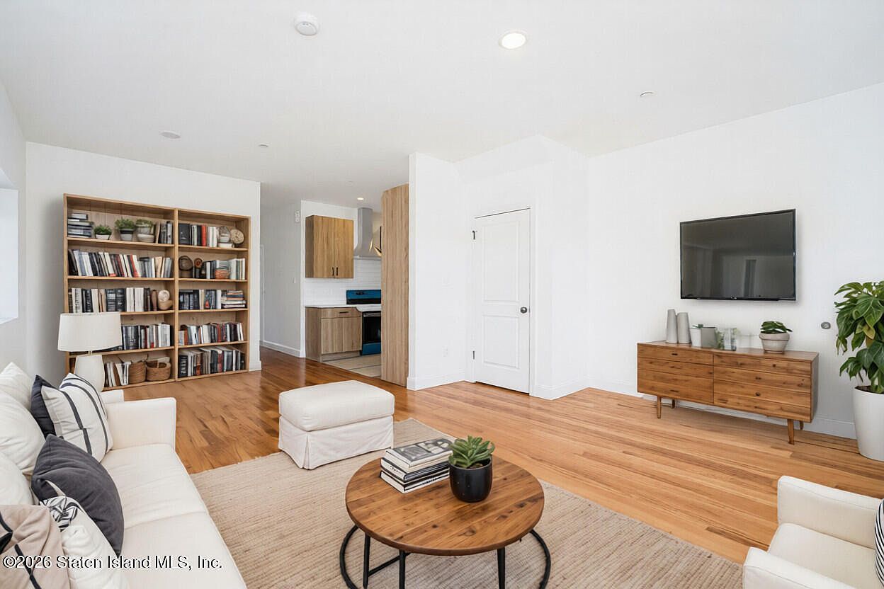 28 Shaughnessy Ln Staten Island, NY 10305 - Thumbnail 5