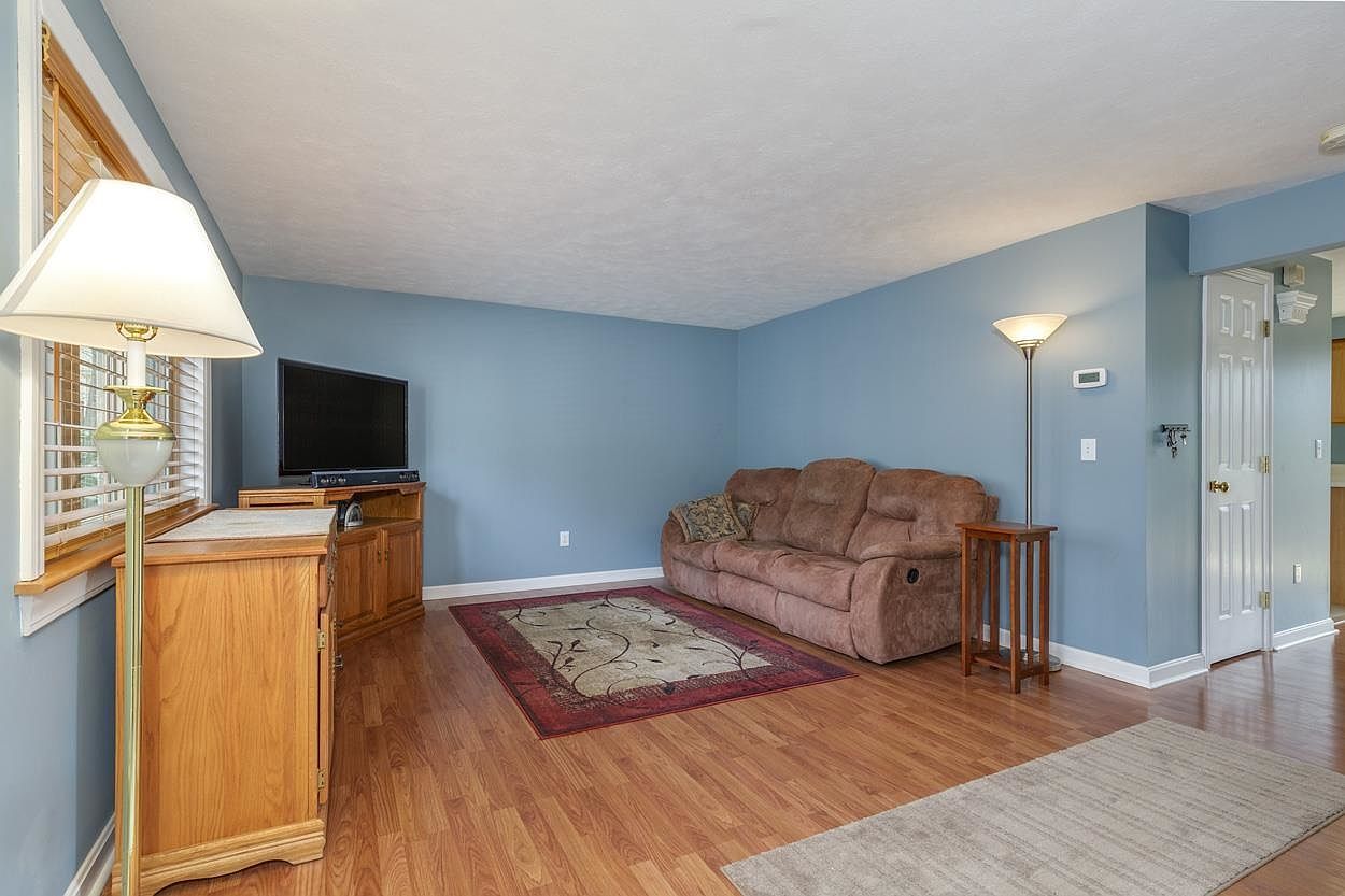 63 Meadow Ln Manchester, NH 03109 - Thumbnail 5