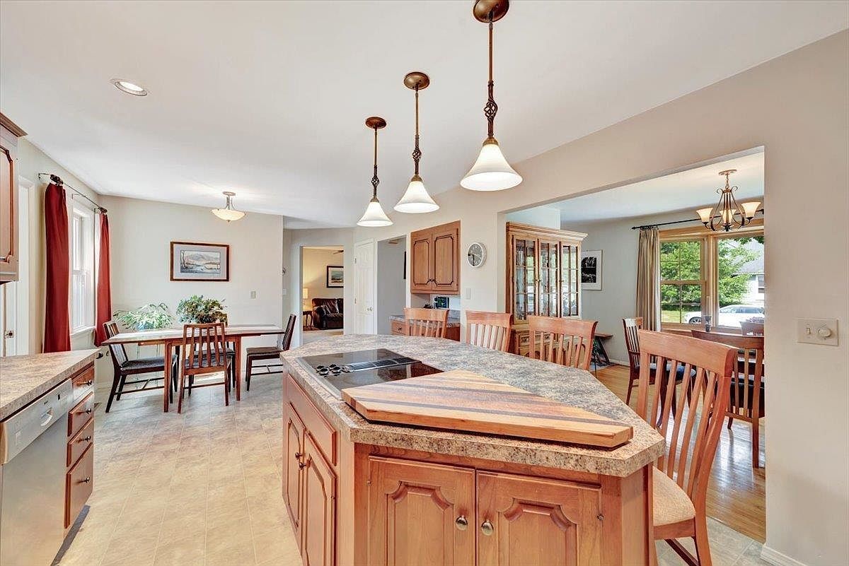 64 Sandy Ln Burlington, VT 05408 - Thumbnail 5