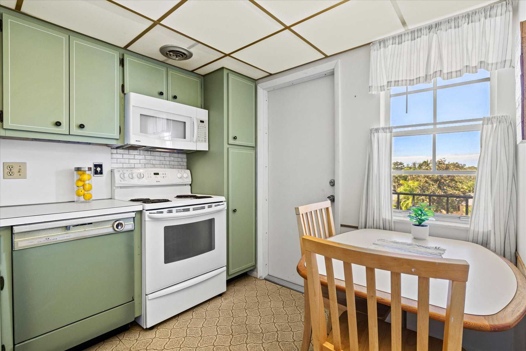 7461 West Country Club Drive North #408, Sarasota, FL, USA, 34243 - Thumbnail 5