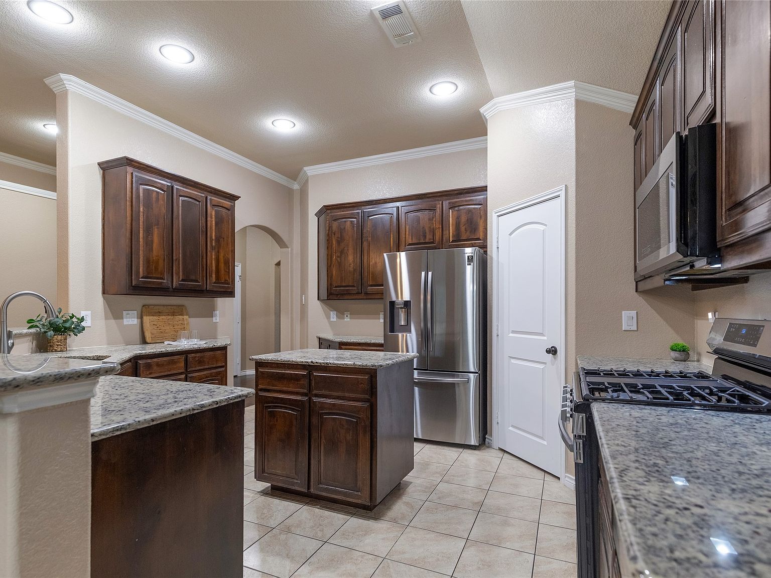 404 Brookhollow Ln Saginaw, TX 76131 - Thumbnail 5
