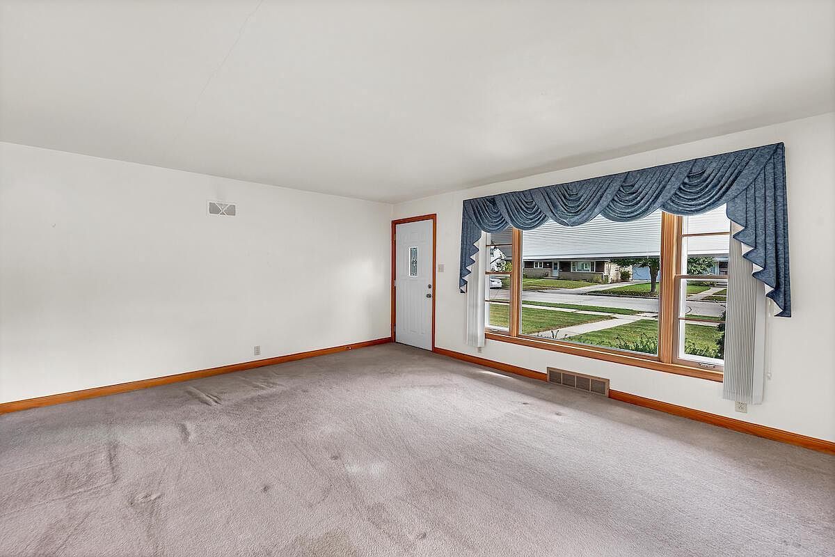 1040 Lincoln Dr W West Bend, WI 53095 - Thumbnail 5