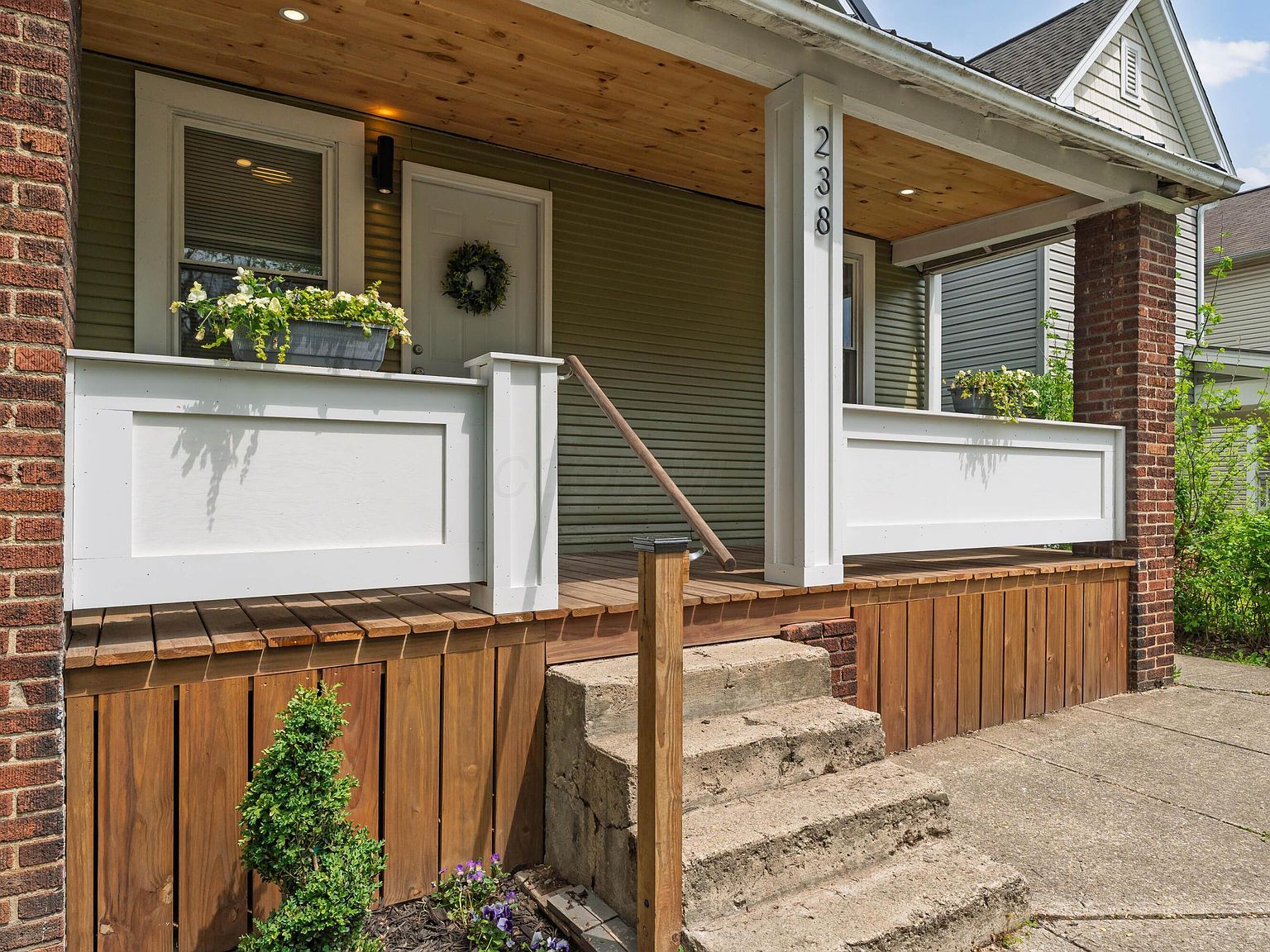 238 E Barthman Ave Columbus, OH 43207 - Thumbnail 5