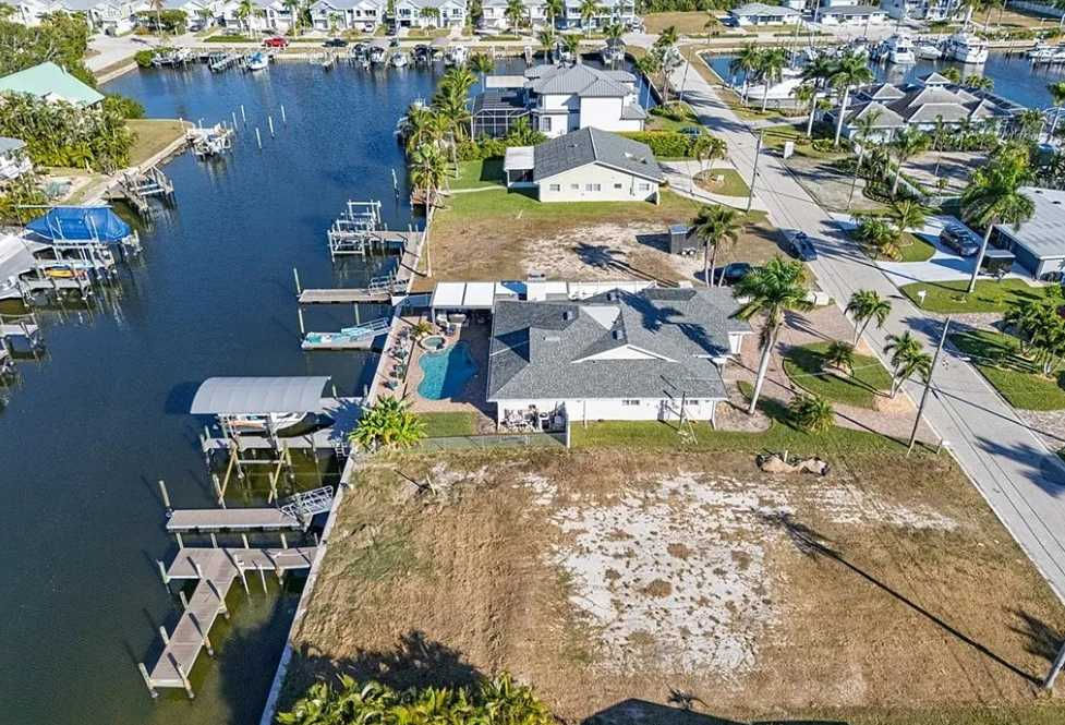 18164 Cutlass Dr, Fort Myers Beach, FL, USA, 33931 - Thumbnail 5