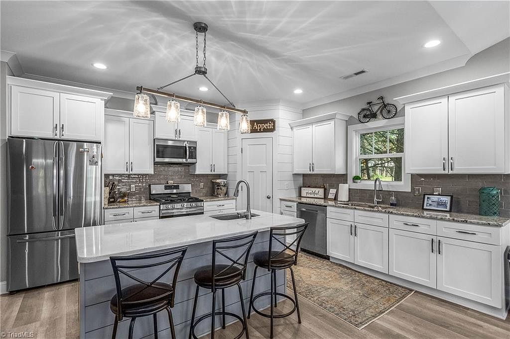 341 N Peace Haven Rd Winston Salem, NC 27104 - Thumbnail 5