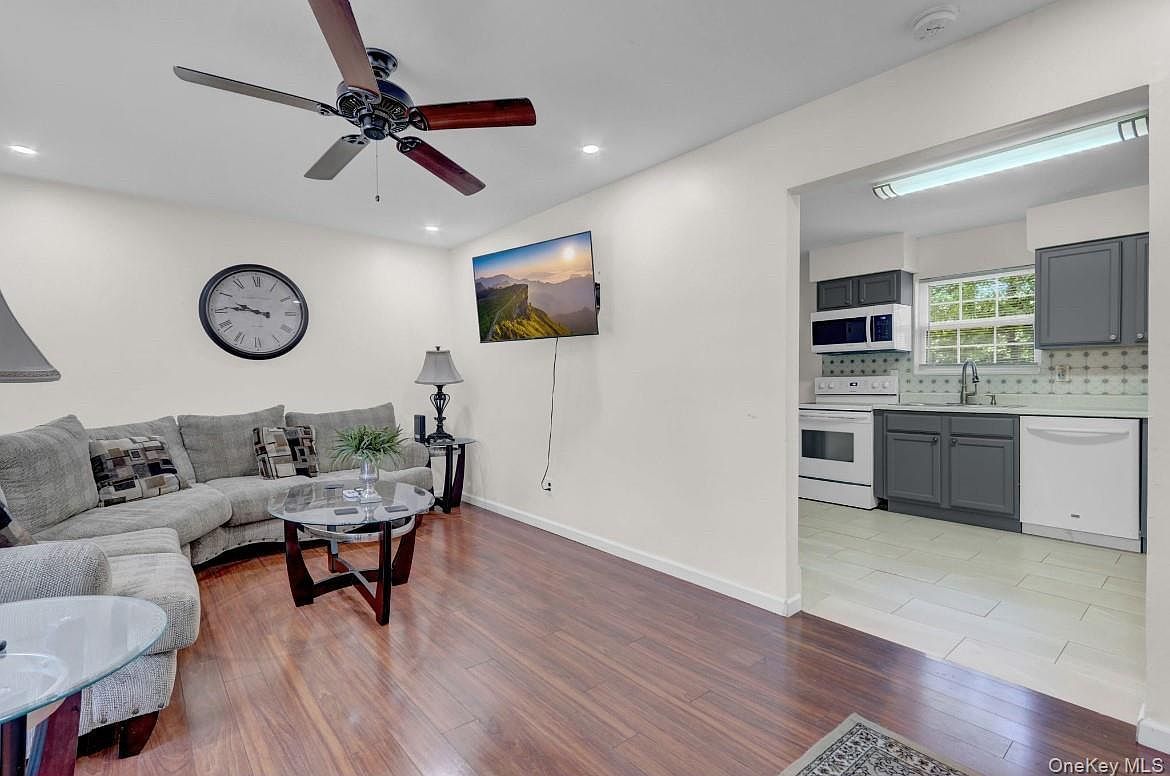 125 Grand Ave Shirley, NY 11967 - Thumbnail 5