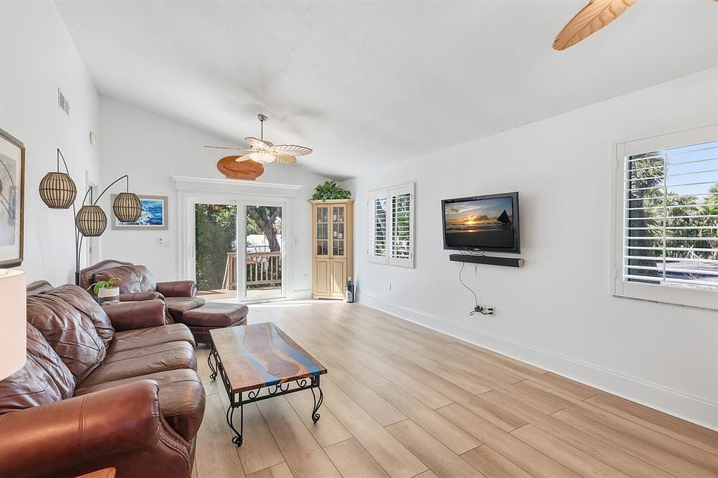 221 Island Cir Sarasota, FL 34242 - Thumbnail 5