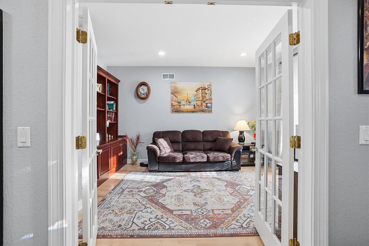 10831 N Essex Dr Mequon, WI 53092 - Thumbnail 5