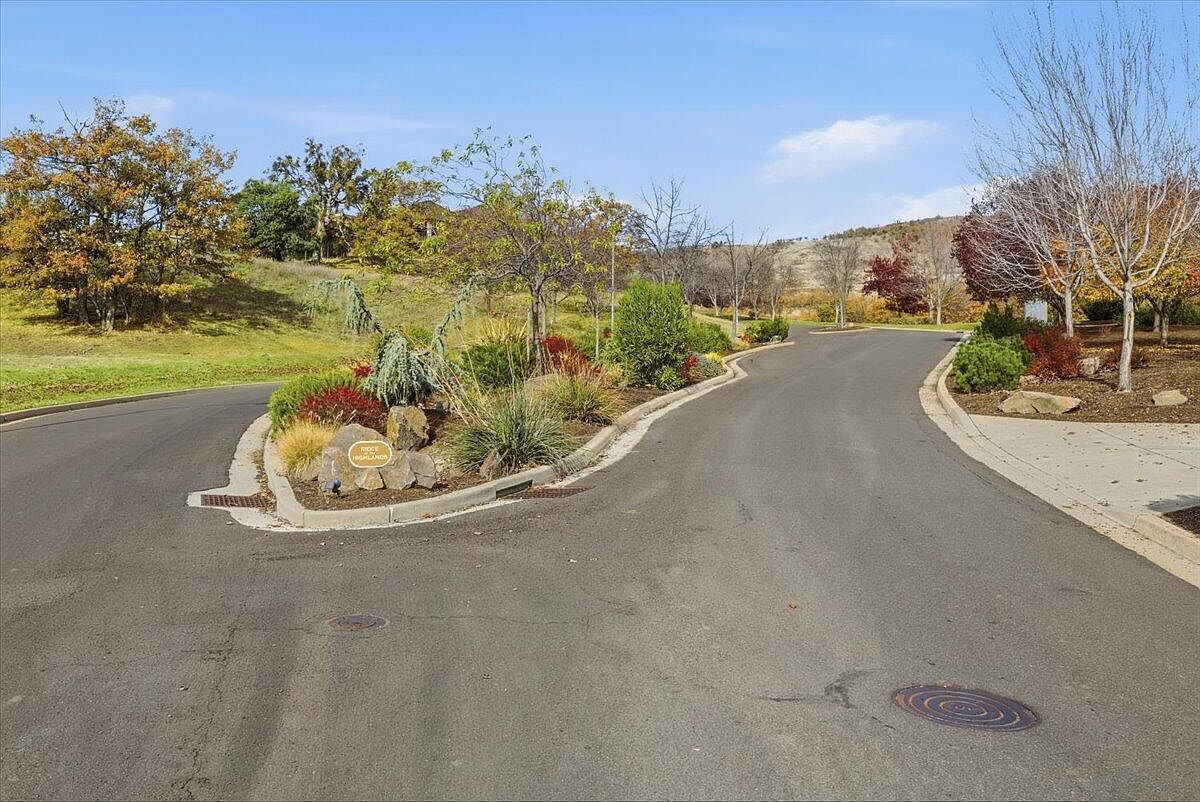 5726 Cherry Ln Medford, OR 97504 - Thumbnail 5