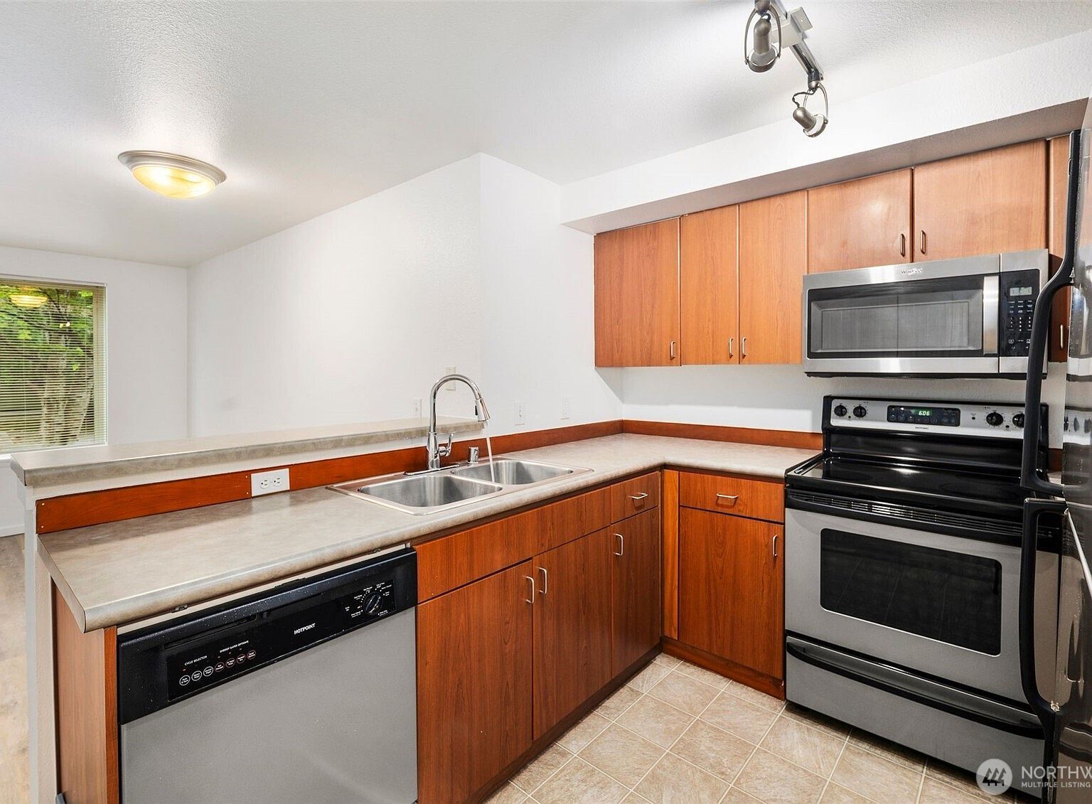 8745 Greenwood Ave N APT 207 Seattle, WA 98103 - Thumbnail 5