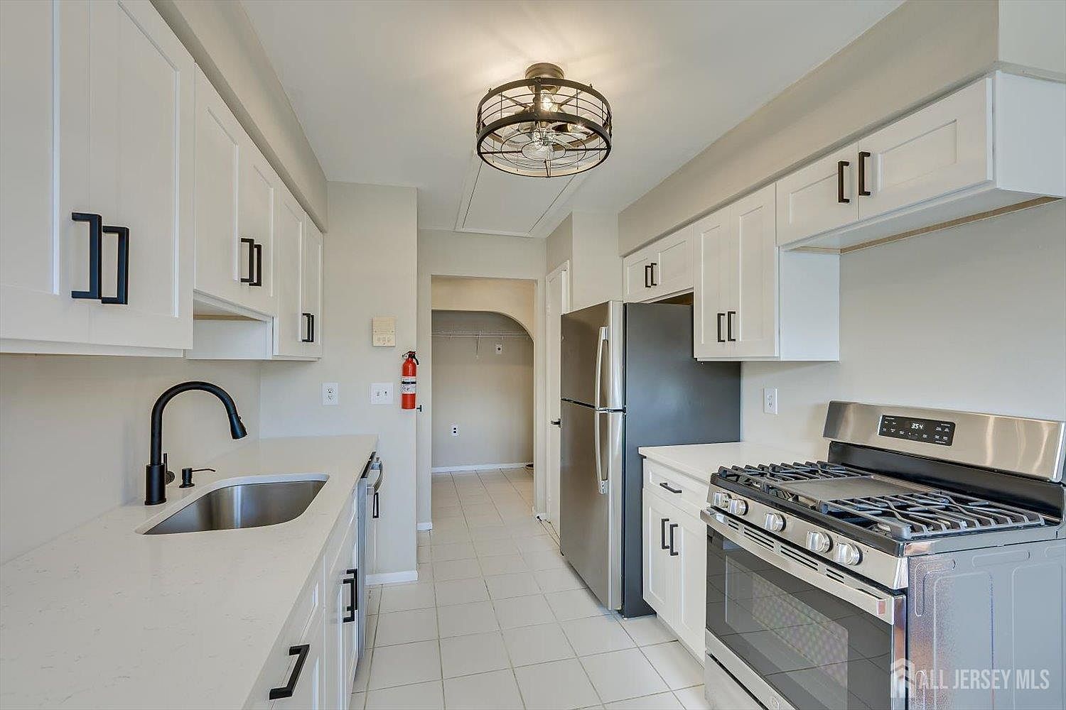 305 Sharon Garden Ct Woodbridge, NJ 07095 - Thumbnail 5