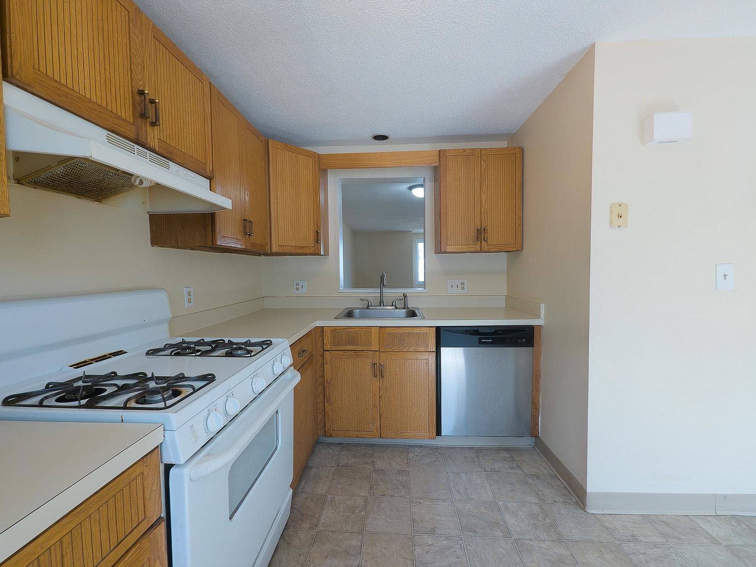 56 Merrimack Dr Merrimack, NH 03054 - Thumbnail 5