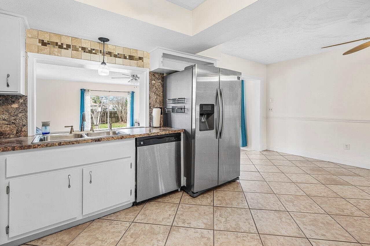 2599 SE Grand Dr Port Saint Lucie, FL 34952 - Thumbnail 5