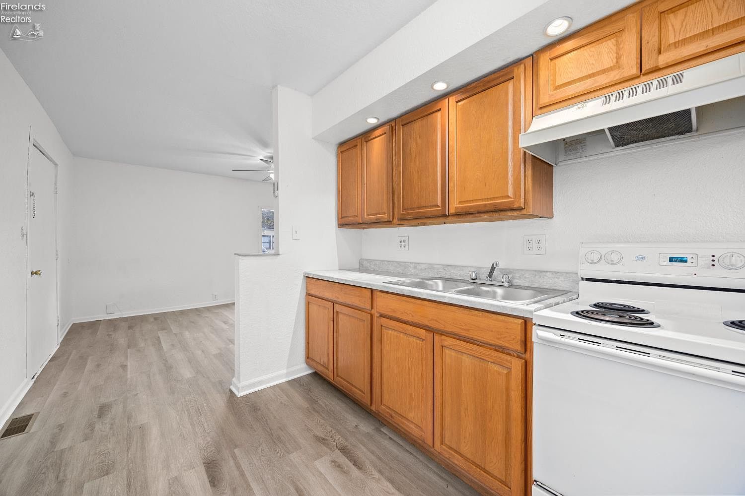 824 Fireland Ln Port Clinton, OH 43452 - Thumbnail 5