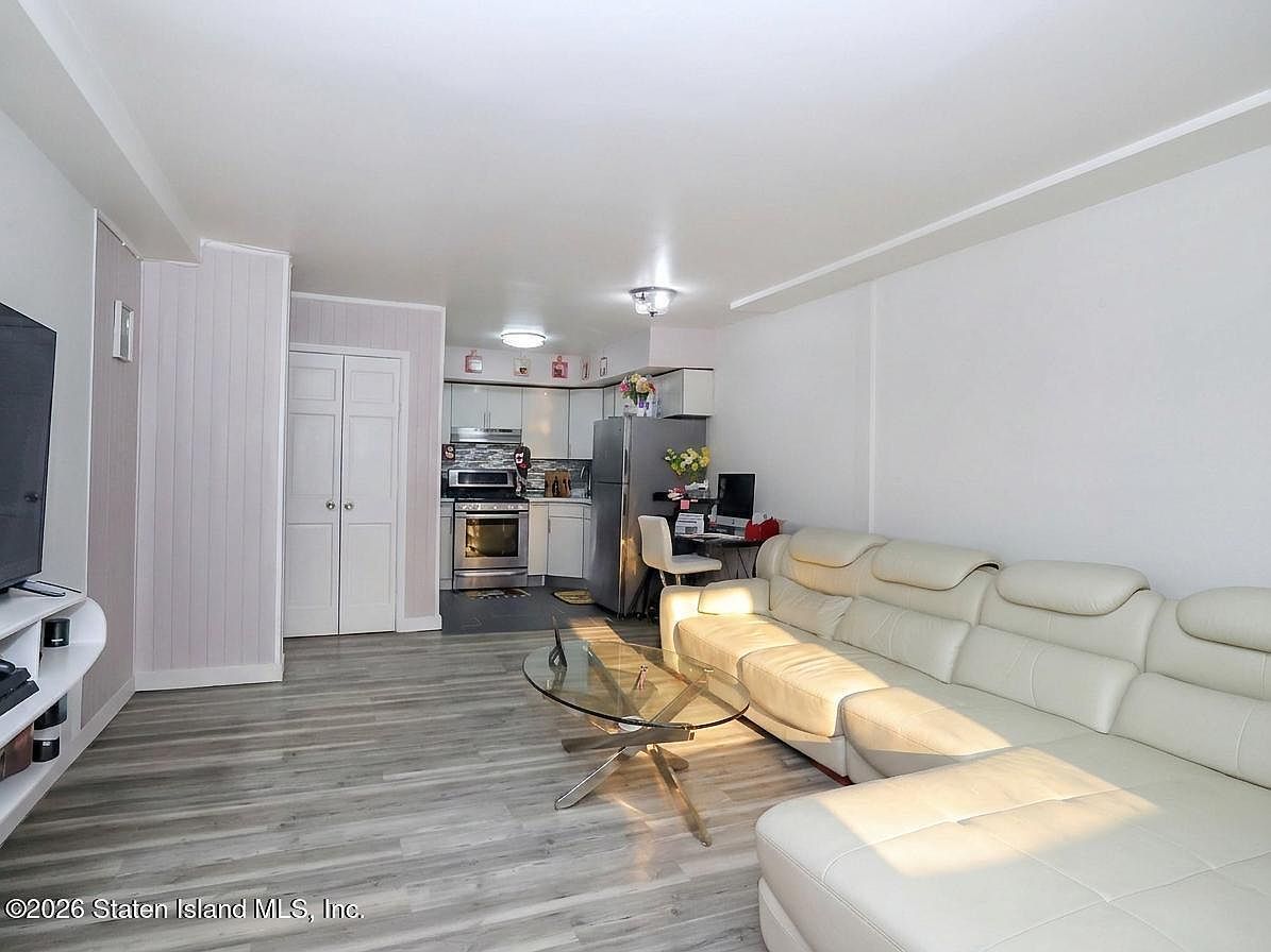 61 Daffodil Ln Staten Island, NY 10314 - Thumbnail 5