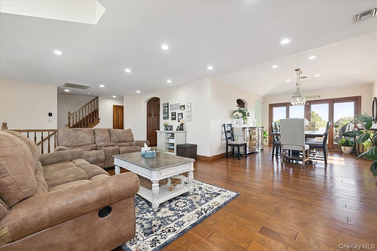 405 Club Ct Oceanside, NY 11572 - Thumbnail 5