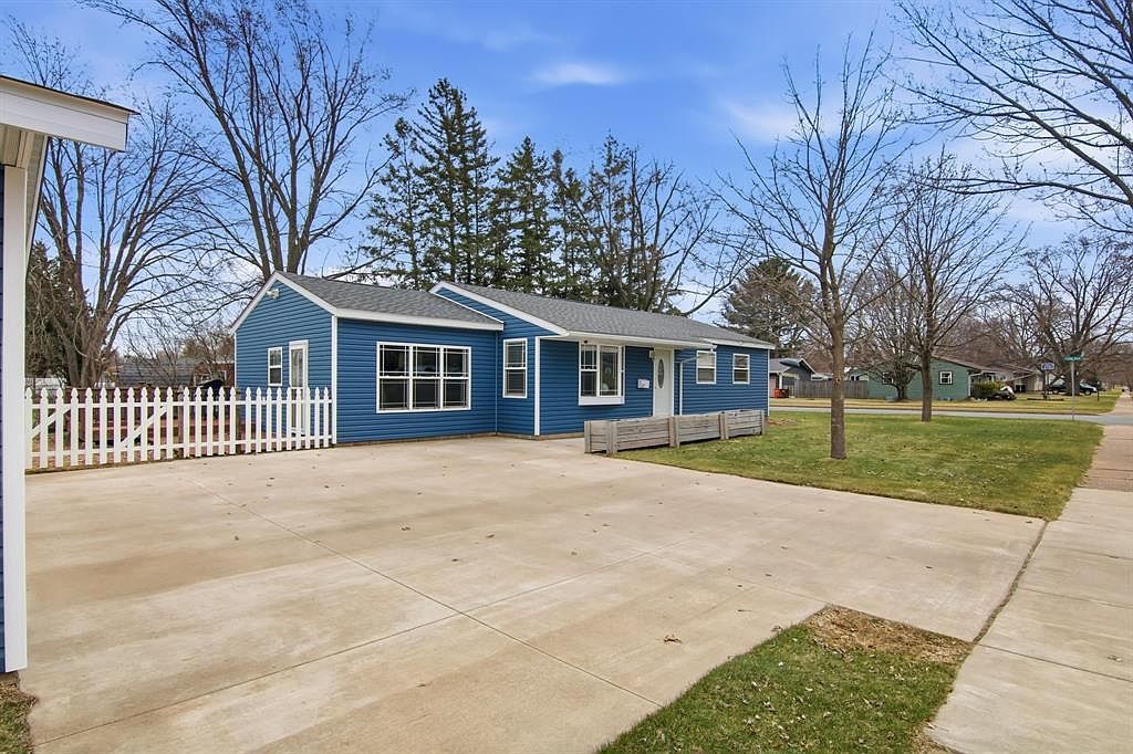 211 11th St W Altoona, WI 54720 - Thumbnail 5