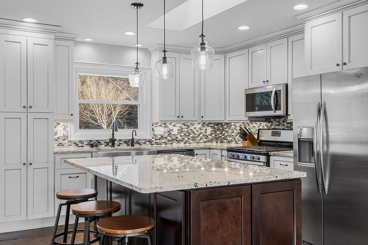 7864 N Green Bay Rd River Hills, WI 53217 - Thumbnail 5