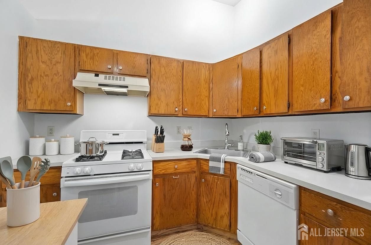 107 Rachel Ct Franklin Park, NJ 08823 - Thumbnail 5