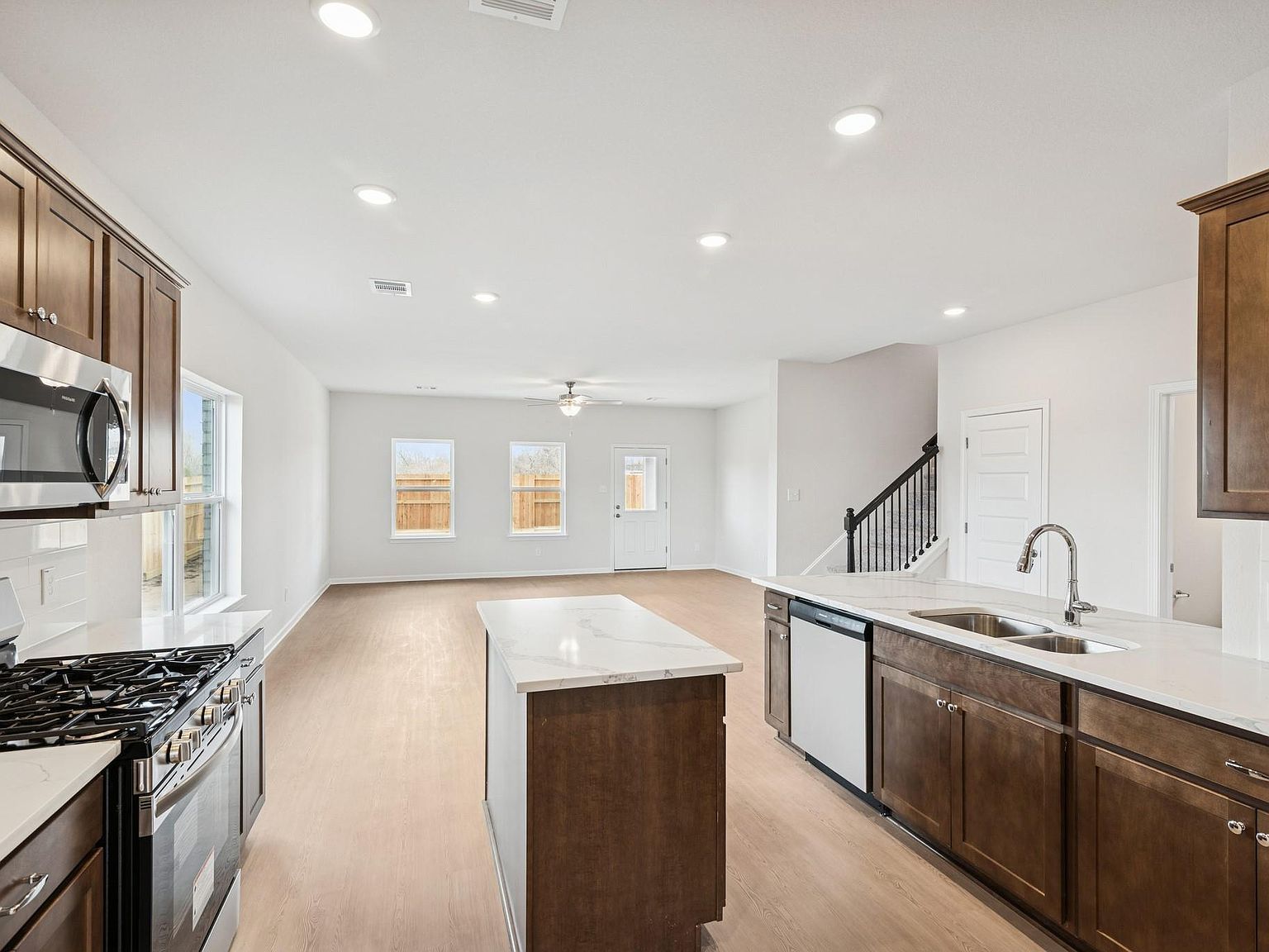 649 Woodhaven Lakes Dr La Marque, TX 77568 - Thumbnail 5