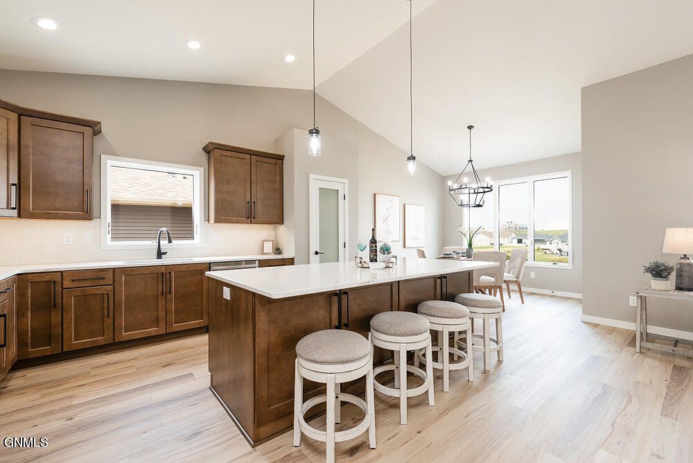 2003 Antler Ave Bismarck, ND 58503 - Thumbnail 5