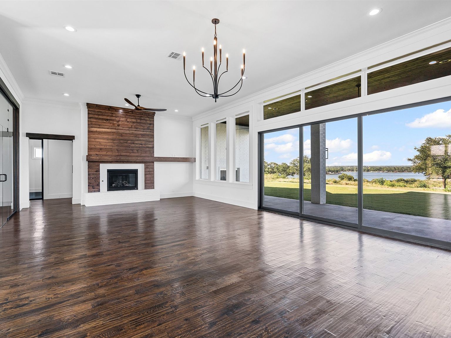 729 R C Luker Ct Granbury, TX 76048 - Thumbnail 5