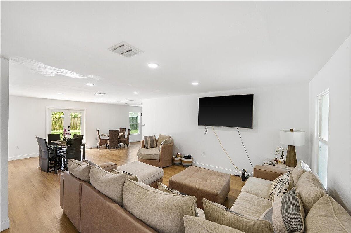 300 SW Prima Vista Blvd Port Saint Lucie, FL 34983 - Thumbnail 5