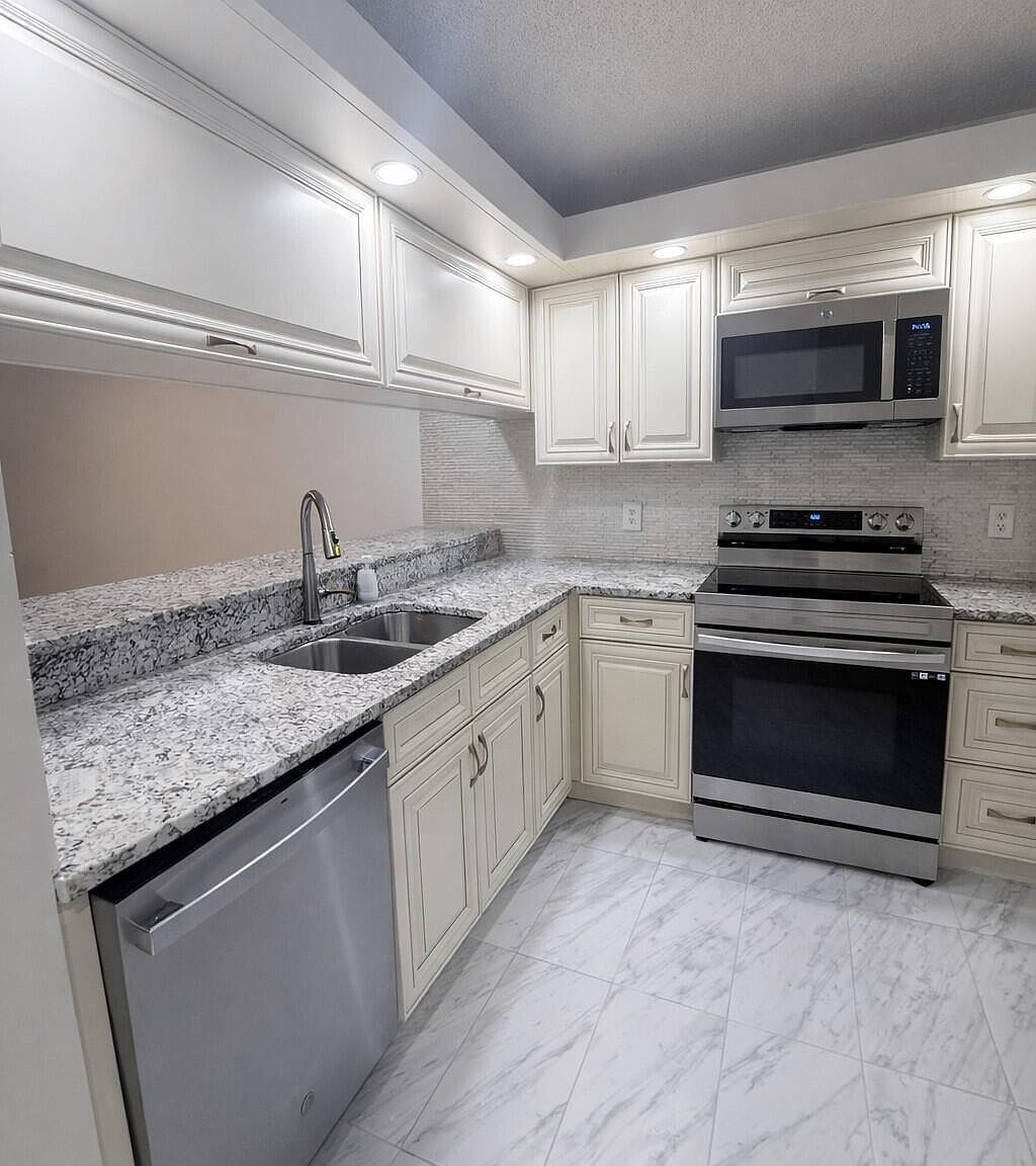 3826 Whitehall Dr APT 305 West Palm Beach, FL 33401 - Thumbnail 5