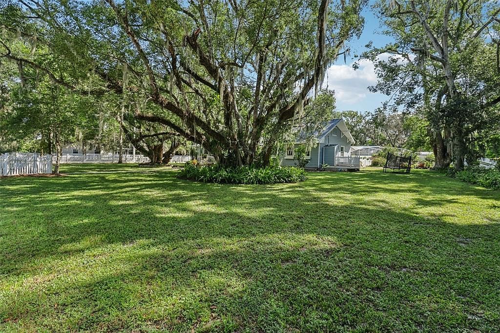 1048 N Grandview St Mount Dora, FL 32757 - Thumbnail 5