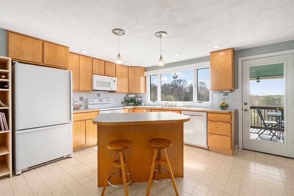 110 Whitman St Stow, MA 01775 - Thumbnail 5