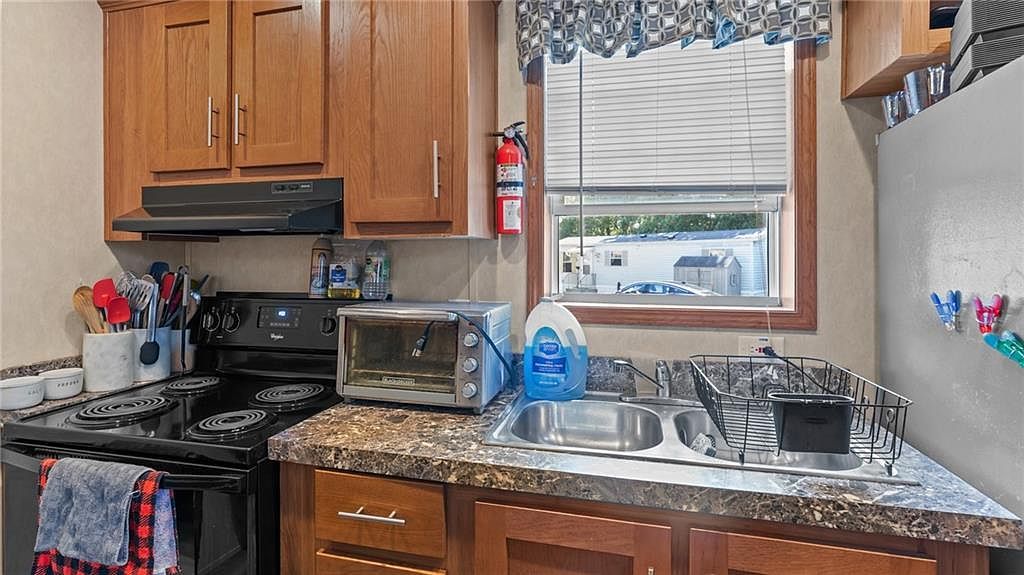 529 Forest Park Middletown, RI 02842 - Thumbnail 5