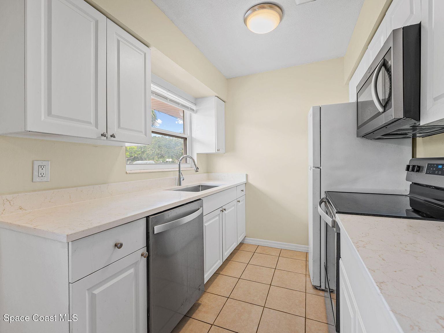 714 Catalina Rd APT 15 Cocoa Beach, FL 32931 - Thumbnail 5