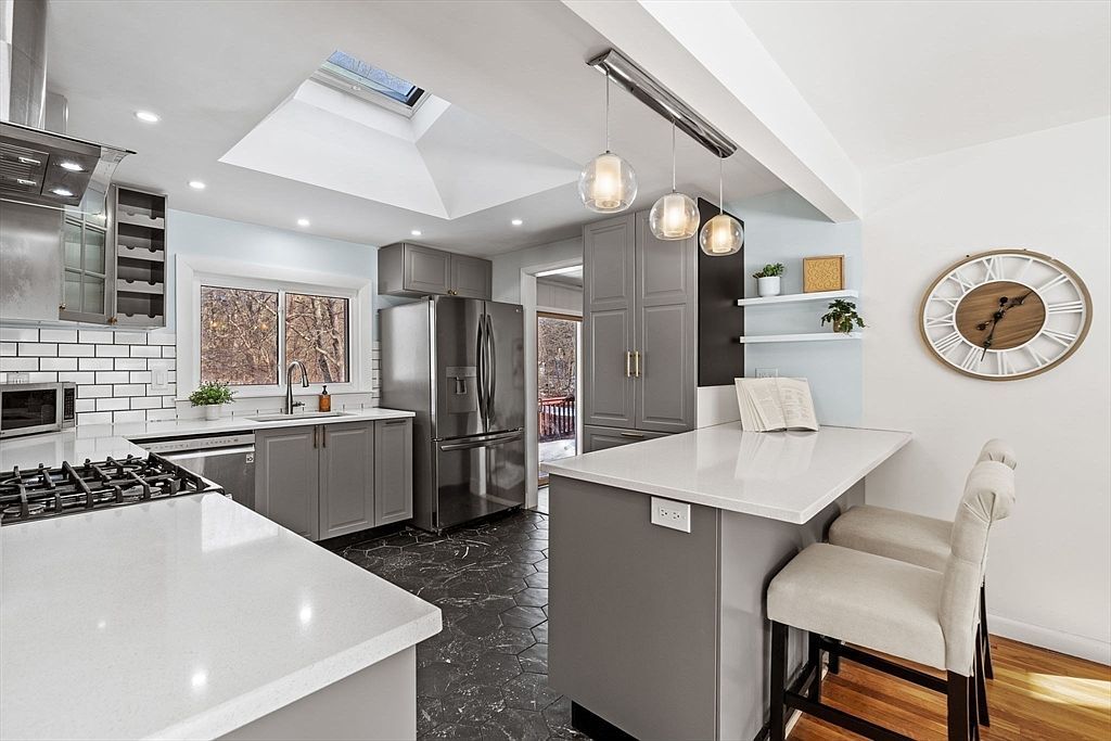 237 Davis Rd Bedford, MA 01730 - Thumbnail 5