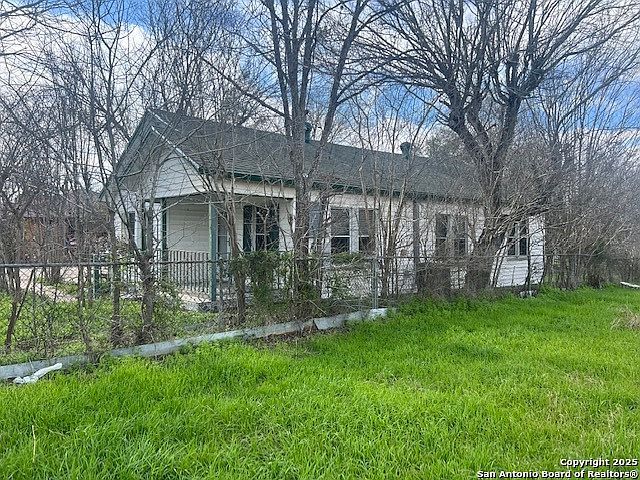 1117 Standish St Floresville, TX 78114  | Single Family