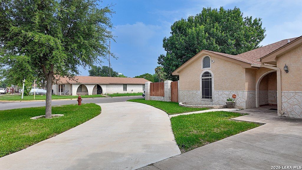 2218 Royal Park Dr Eagle Pass, TX 78852 - Thumbnail 5